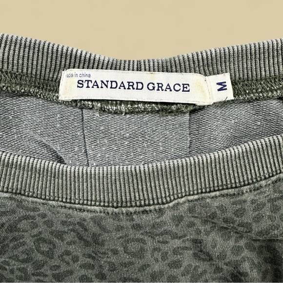 Standard Grace - Mossy Green Leopard Top M - Picture 8 of 11